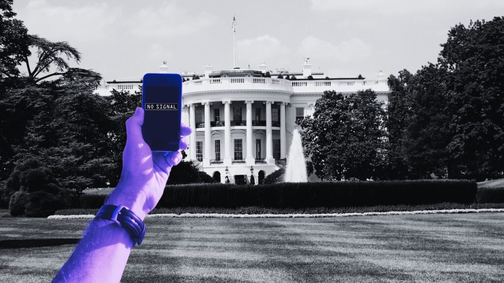Person holding phone which has no signal in front of the white house