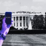 Person holding phone which has no signal in front of the white house